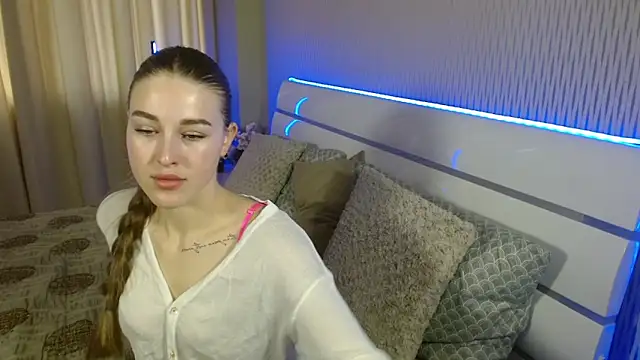 Snapshot of cutie_violet chatting on 12, 11, 2025 cutie violet online show from 12, 11, 2025