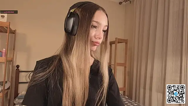 Snapshot of HoaPatton chatting on 2, 12, 2025 HoaPatton online show from 2, 12, 2025