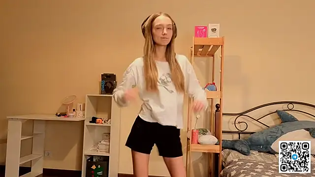 Snapshot of HoaPatton chatting on 4, 12, 2025 HoaPatton online show from 4, 12, 2025