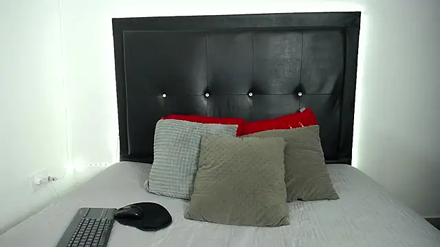 Snapshot of perla_stone_20 chatting on 19, 11, 2025 perla stone 20 online show from 19, 11, 2025