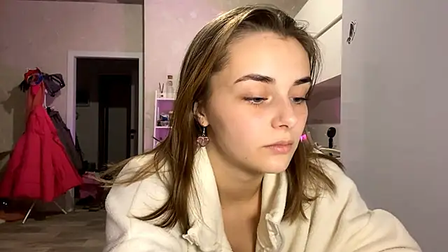 GeralynChiszar online show from 4, 12, 2025