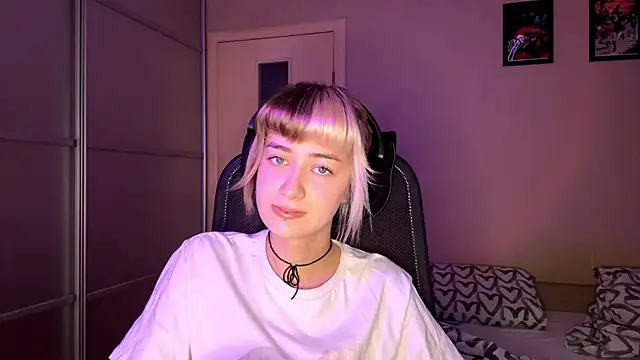 Snapshot of EmilySkyline chatting on 12, 11, 2025 EmilySkyline online show from 12, 11, 2025