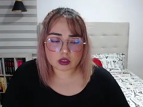 Snapshot of YiniBelle chatting on 8, 4, 2026 YiniBelle online show from 8, 4, 2026