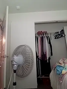 Snapshot of Gummiebear1230 chatting on 4, 12, 2025 Gummiebear1230 online show from 4, 12, 2025