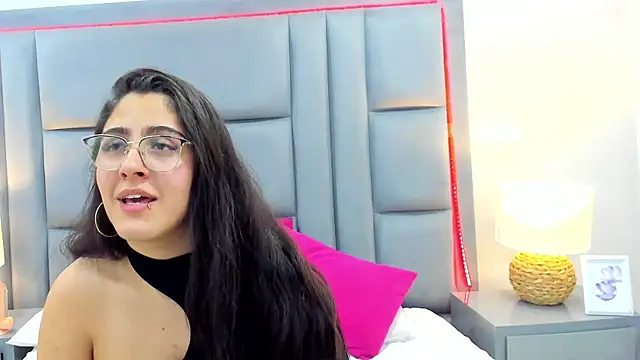 Snapshot of LuisaFranco chatting on 29, 11, 2025 LuisaFranco online show from 29, 11, 2025