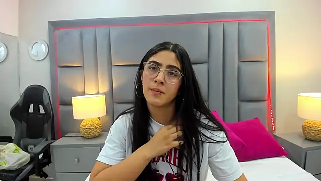 Snapshot of LuisaFranco chatting on 3, 12, 2025 LuisaFranco online show from 3, 12, 2025