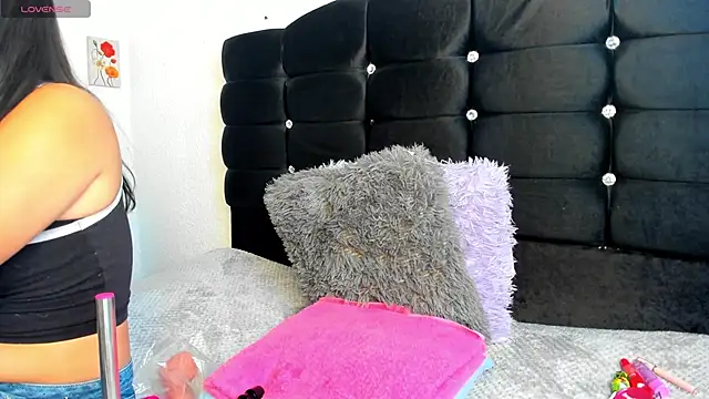 Snapshot of Dulce1_sofia01 chatting on 26, 11, 2025 Dulce1 sofia01 online show from 26, 11, 2025