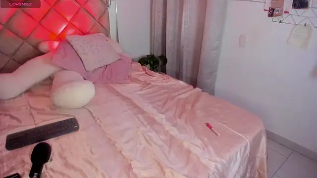 Snapshot of Sweettpepper25 chatting on 25, 11, 2025 Sweettpepper25 online show from 25, 11, 2025