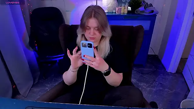 Snapshot of LouiseMous chatting on 1, 2, 2026 LouiseMous online show from 1, 2, 2026