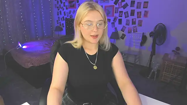 Snapshot of LouiseMous chatting on 7, 7, 2026 LouiseMous online show from 7, 7, 2026