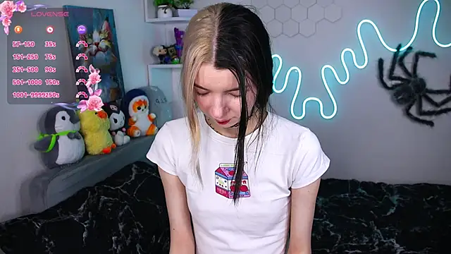 Snapshot of Emmie_shy chatting on 8, 4, 2026 Emmie shy online show from 8, 4, 2026