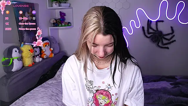 Snapshot of Emmie_shy chatting on 12, 4, 2026 Emmie shy online show from 12, 4, 2026