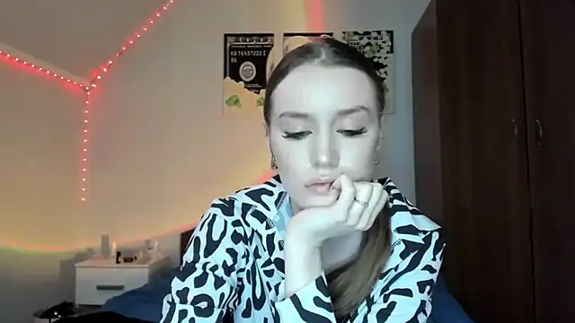 Snapshot of tinyglow chatting on 9, 4, 2026 tinyglow online show from 9, 4, 2026