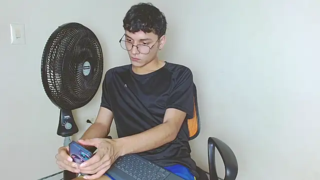 Snapshot of andrew_dann chatting on 20, 11, 2025 andrew dann online show from 20, 11, 2025