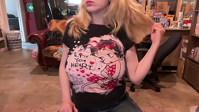 Snapshot of chaton_blanche chatting on 5, 3, 2026 chaton blanche online show from 5, 3, 2026