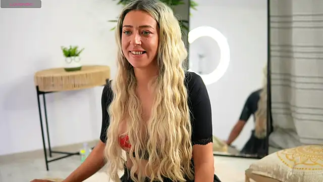 Snapshot of JuliaHyde chatting on 18, 4, 2026 JuliaHyde online show from 18, 4, 2026