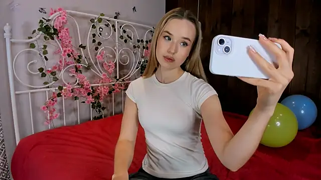 Snapshot of KristleKirst chatting on 5, 12, 2025 KristleKirst online show from 5, 12, 2025