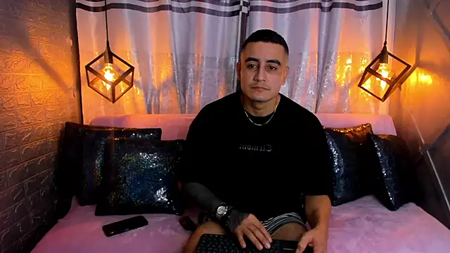 Snapshot of erick_garcia1 chatting on 17, 12, 2025 erick garcia1 online show from 17, 12, 2025