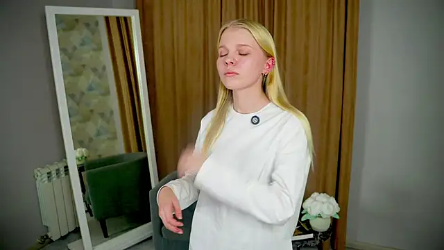 Snapshot of NakitaSwam chatting on 19, 11, 2025 NakitaSwam online show from 19, 11, 2025