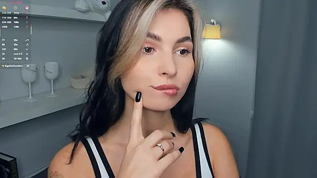 Snapshot of FeliciaKogen chatting on 24, 11, 2025 FeliciaKogen online show from 24, 11, 2025