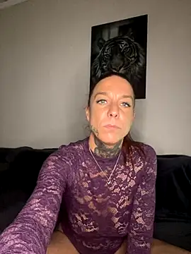 Snapshot of SexyInkedMiilfxx chatting on 26, 11, 2025 SexyInkedMiilfxx online show from 26, 11, 2025