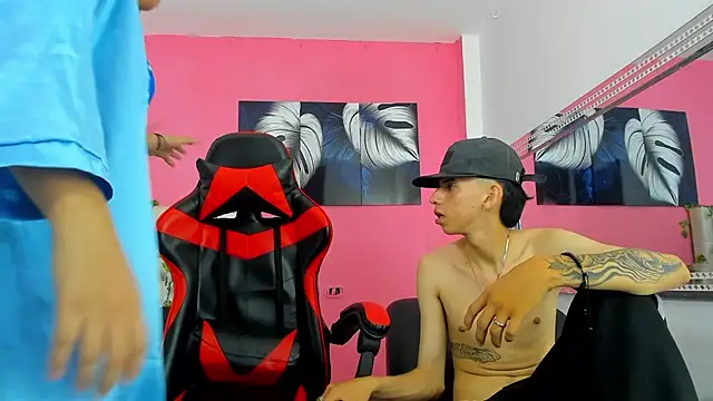 Snapshot of MiaAndTeylor chatting on 22, 11, 2025 MiaAndTeylor online show from 22, 11, 2025