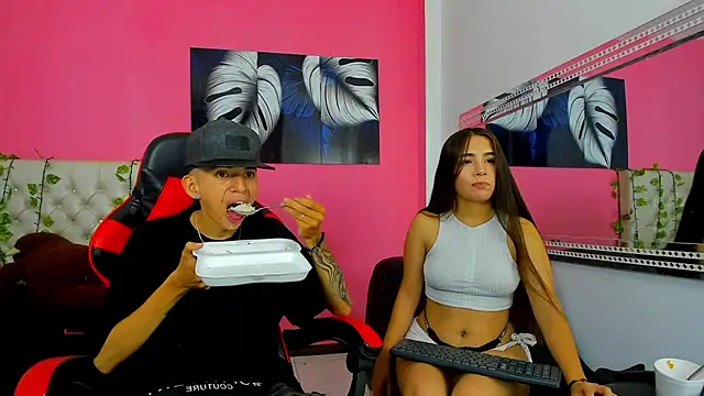 Snapshot of MiaAndTeylor chatting on 23, 11, 2025 MiaAndTeylor online show from 23, 11, 2025