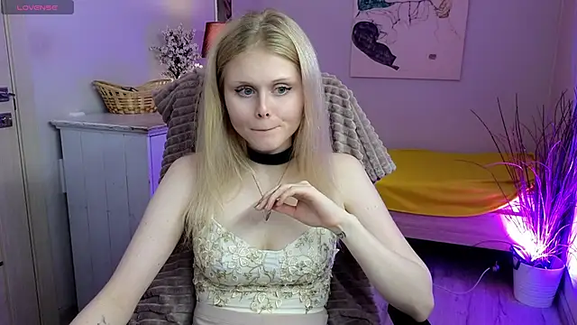 Snapshot of AnoraAmore chatting on 4, 12, 2025 AnoraAmore online show from 4, 12, 2025