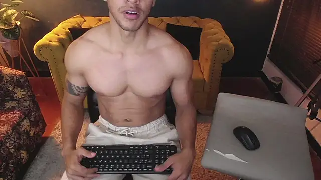 Snapshot of tayler_luke chatting on 27, 11, 2025 tayler luke online show from 27, 11, 2025