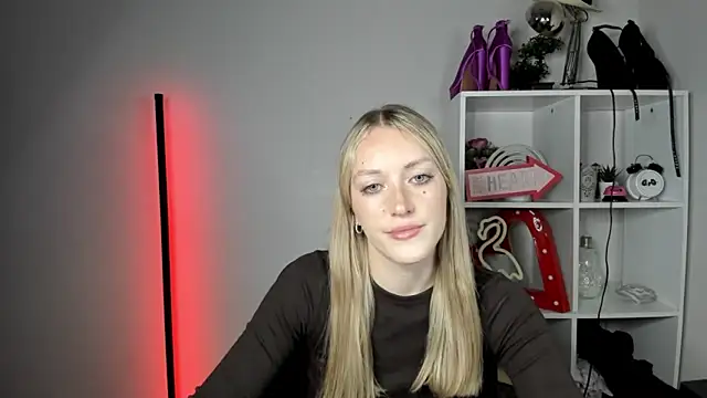 Snapshot of EvelynBlond chatting on 9, 6, 2026 EvelynBlond online show from 9, 6, 2026