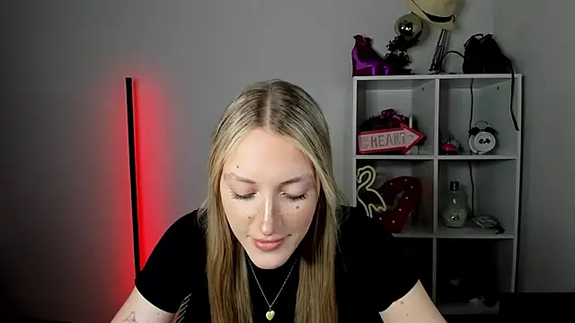 Snapshot of EvelynBlond chatting on 30, 6, 2026 EvelynBlond online show from 30, 6, 2026