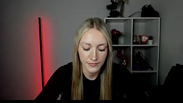 Snapshot of EvelynBlond chatting on 6, 7, 2026 EvelynBlond online show from 6, 7, 2026
