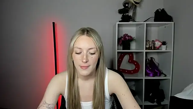 Snapshot of EvelynBlond chatting on 9, 7, 2026 EvelynBlond online show from 9, 7, 2026
