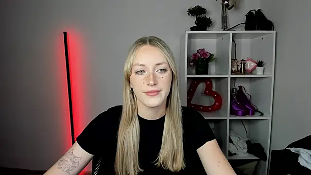 Snapshot of EvelynBlond chatting on 20, 7, 2026 EvelynBlond online show from 20, 7, 2026