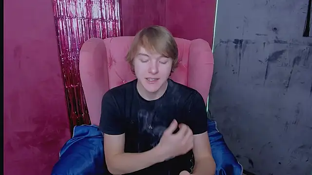 Snapshot of DonaldWoon chatting on 14, 12, 2025 DonaldWoon online show from 14, 12, 2025