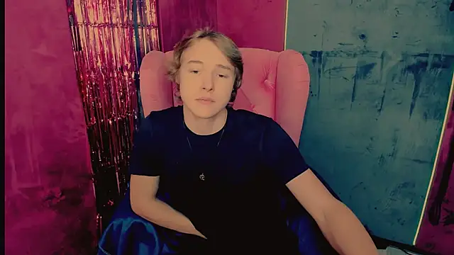 Snapshot of DonaldWoon chatting on 17, 12, 2025 DonaldWoon online show from 17, 12, 2025