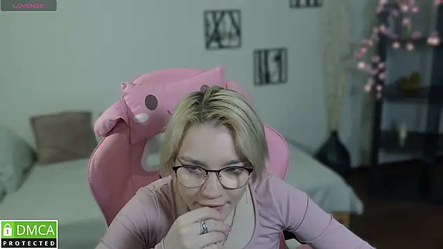 Megan Lora online show from 2, 12, 2025