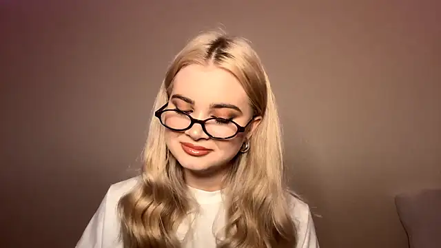 Snapshot of KarissaBoisse chatting on 28, 11, 2025 KarissaBoisse online show from 28, 11, 2025