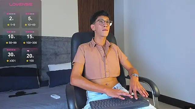 Snapshot of alan_bless18 chatting on 22, 11, 2025 alan bless18 online show from 22, 11, 2025