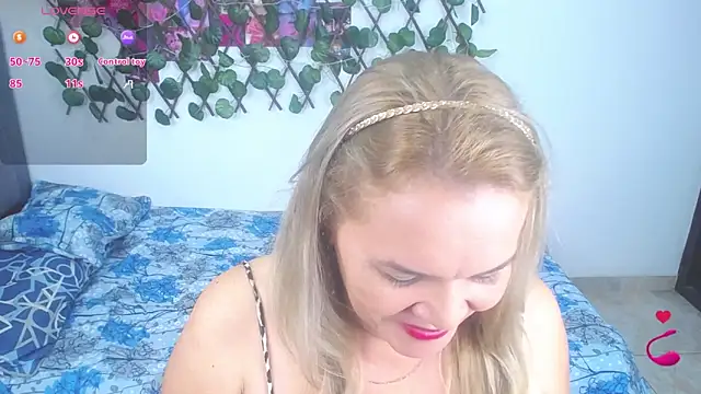 Snapshot of Sara_star1 chatting on 25, 11, 2025 Sara star1 online show from 25, 11, 2025