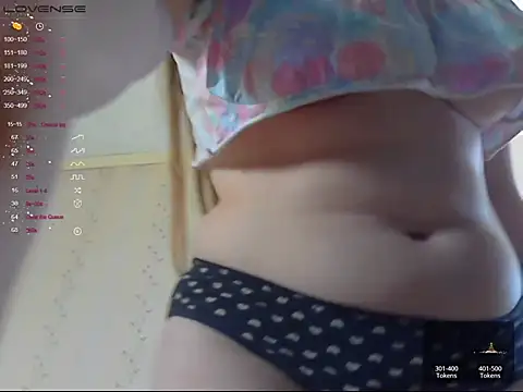 Snapshot of LustfulSarah chatting on 6, 4, 2026 LustfulSarah online show from 6, 4, 2026