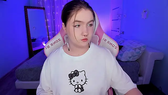 Snapshot of lovelyy_julia chatting on 2, 12, 2025 lovelyy julia online show from 2, 12, 2025