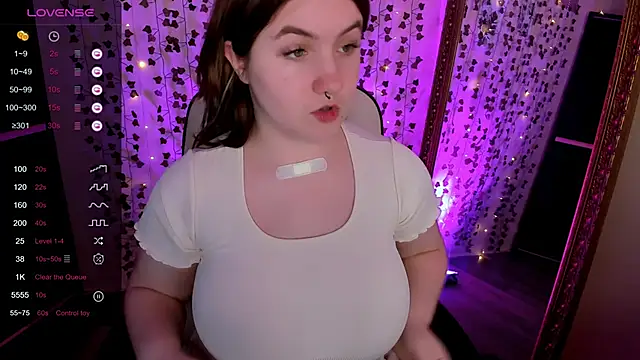 Snapshot of lovelyy_julia chatting on 21, 3, 2026 lovelyy julia online show from 21, 3, 2026