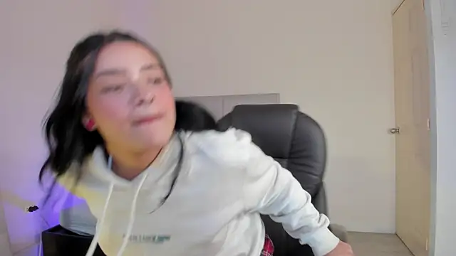 Snapshot of venus_evans_ chatting on 17, 12, 2025 venus evans online show from 17, 12, 2025