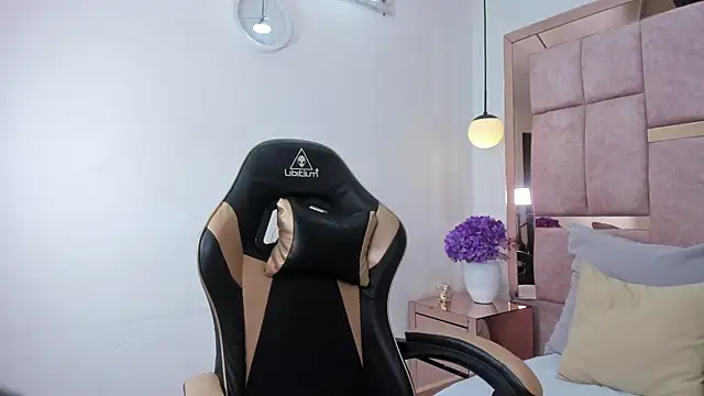 thalia nichols online show from 15, 4, 2026