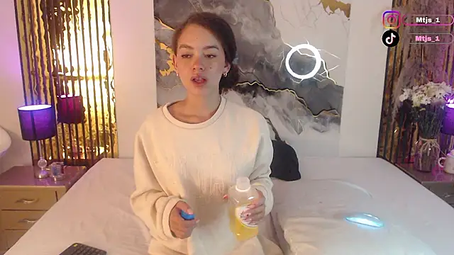 Snapshot of MiticaBrennet_ chatting on 28, 2, 2026 MiticaBrennet online show from 28, 2, 2026