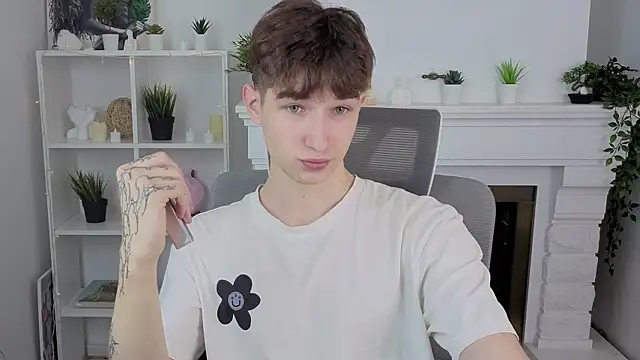 Snapshot of Maxwellchiik chatting on 26, 11, 2025 Maxwellchiik online show from 26, 11, 2025