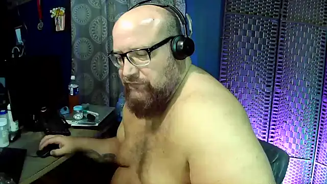 Snapshot of BigBearforCuddles chatting on 28, 4, 2026 BigBearforCuddles online show from 28, 4, 2026