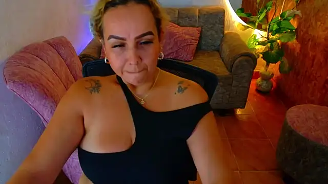 Snapshot of Aunty_milf chatting on 1, 4, 2026 Aunty milf online show from 1, 4, 2026