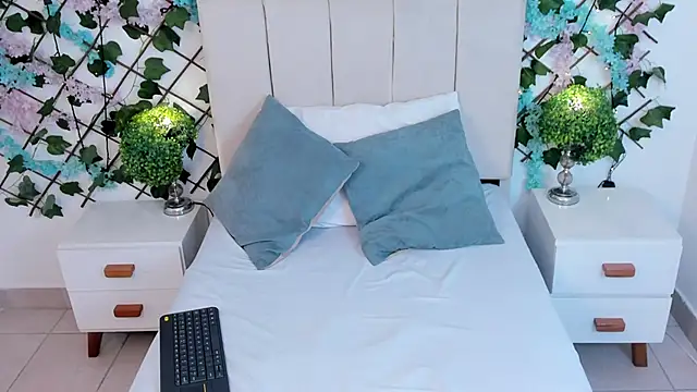 CharlotteBlossom online show from 1, 12, 2025